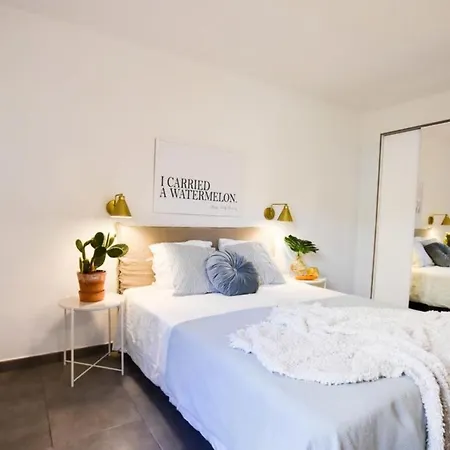 Sun- Wifi, Private Garden, Kitchen & Community Pool